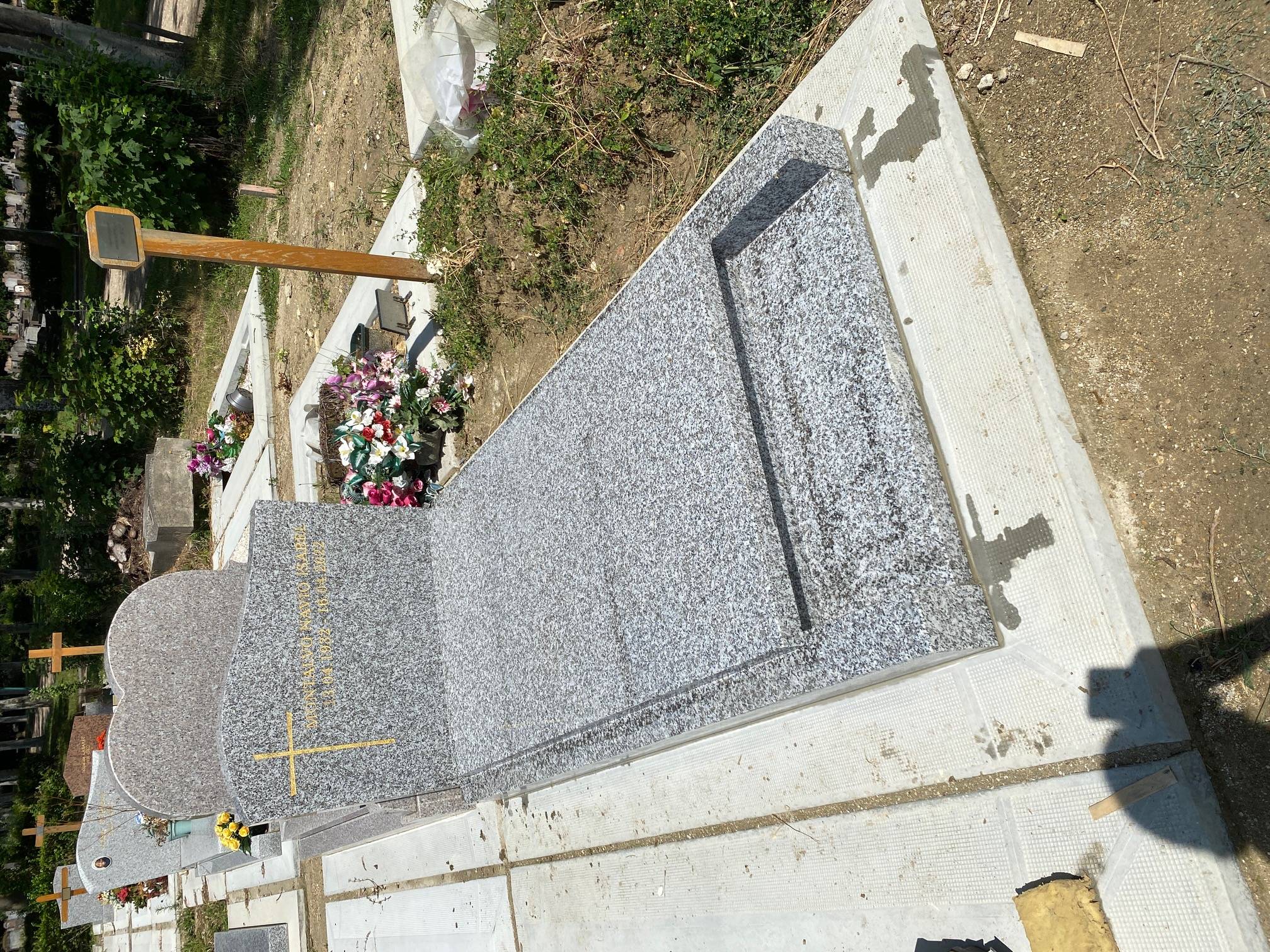 Monument Estrella avec stèle en gris du Tarn, cimetière en Seine-Saint-Denis (93)